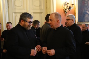 księża łamiący się opłatkiem
